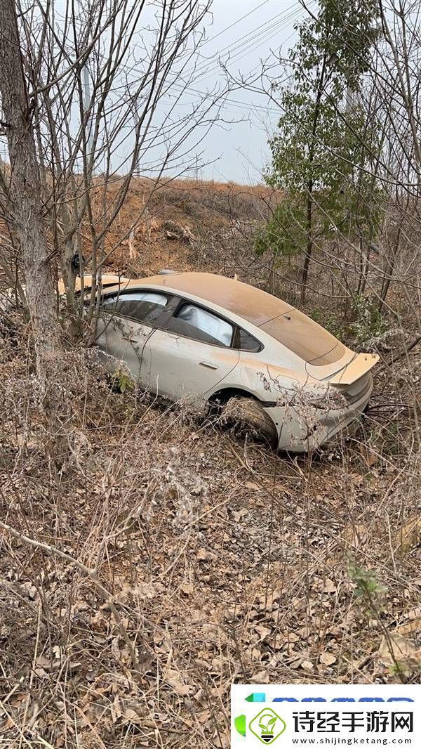 小米su7遭遇路面异物失控翻滚车身重创乘员却安然无恙！